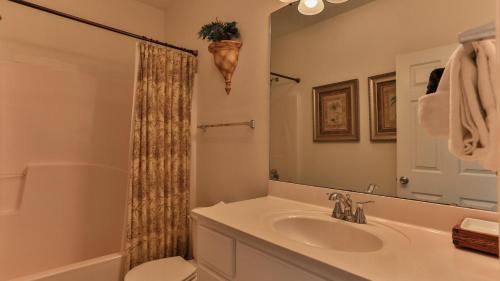 Aventon - Is a 3 bedroom home that is an easy walk to the beach with communal pool photo 4