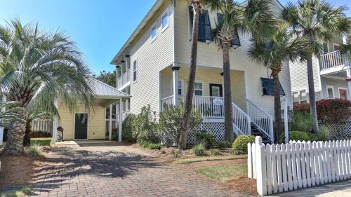 Aventon - Is a 3 bedroom home that is an easy walk to the beach with communal pool photo 7
