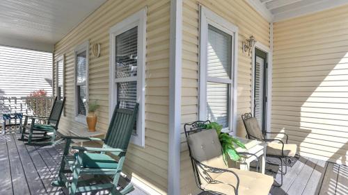 Aventon - Is a 3 bedroom home that is an easy walk to the beach with communal pool photo 32