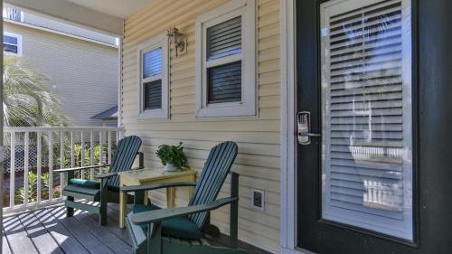 Aventon - Is a 3 bedroom home that is an easy walk to the beach with communal pool photo 33