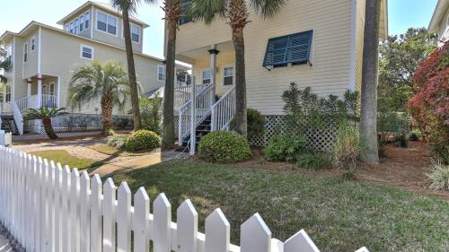 Aventon - Is a 3 bedroom home that is an easy walk to the beach with communal pool photo 34