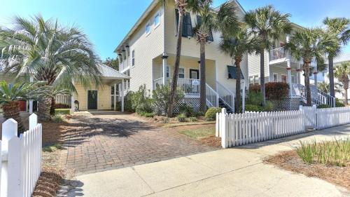 Aventon - Is a 3 bedroom home that is an easy walk to the beach with communal pool photo 35