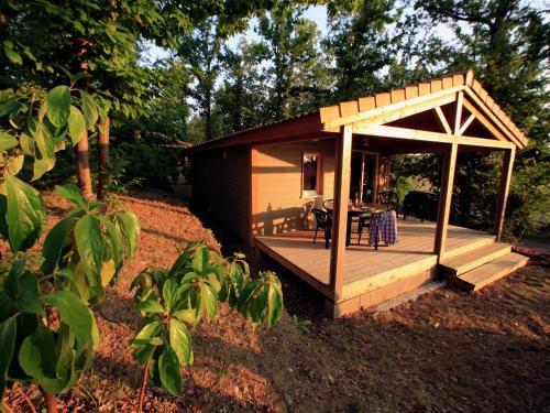 Chalet with dishwasher on a hill