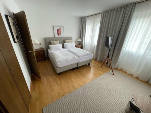 1 dormitorio con 1 cama y TV en Hotel Alte Mühle en Bad Bertrich