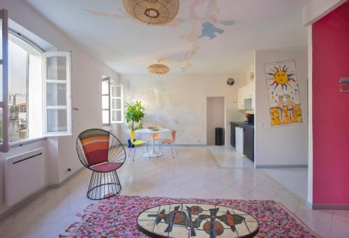 ein Wohnzimmer mit einem Tisch und einem Teppich in der Unterkunft Très bel appartement avec une jolie vue dans le quartier prisé de Vauban in Marseille