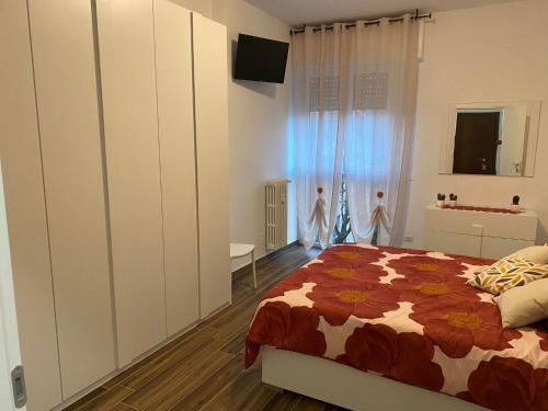 - une chambre avec un lit et une télévision dans l'établissement SestoHome26, à Sesto San Giovanni