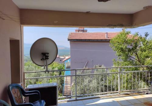 - Balcón con vistas a un edificio en Yemyeşil tertemiz havalı köy evi, en Burunabat