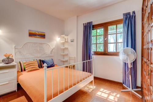een slaapkamer met een bed en een raam bij Cozy two bedrooms apartament in the heart of Los Gigantes in Acantilado de los Gigantes
