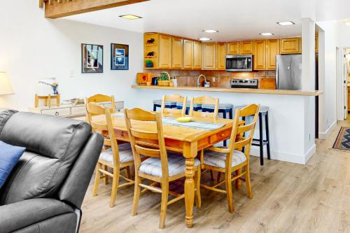 Il comprend une cuisine et une salle à manger avec une table et des chaises en bois. dans l'établissement Mountain Shadows, à Incline Village