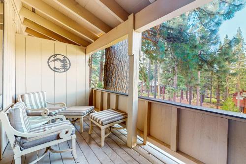 eine abgeschirmte Veranda mit 2 Stühlen und einem Fenster in der Unterkunft Mountain Shadows in Incline Village
