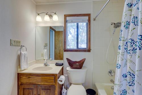 ein Badezimmer mit einem WC, einem Waschbecken und einem Spiegel in der Unterkunft Temple Retreat with Cliffside Belton Lake Views! in Temple