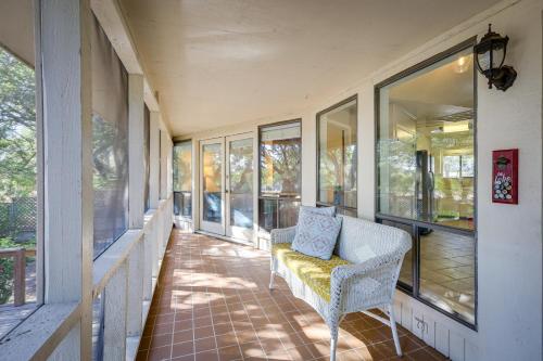 Χώρος καθιστικού στο Deck and Cliffside Belton Lake Views Temple Retreat