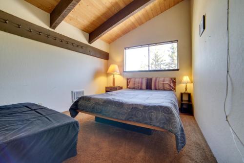 Ένα ή περισσότερα κρεβάτια σε δωμάτιο στο Mammoth Lakes Condo with Fireplace and Mountain Views