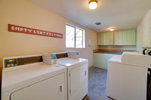 Η κουζίνα ή μικρή κουζίνα στο Mammoth Lakes Condo with Fireplace and Mountain Views