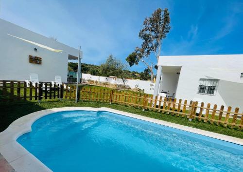 una piscina di fronte a una casa di Casas La Almadraba a Barbate