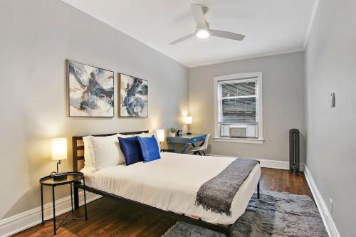 En eller flere senger på et rom på Chic & Fully Furnished 2BR Apartment - Roscoe 1