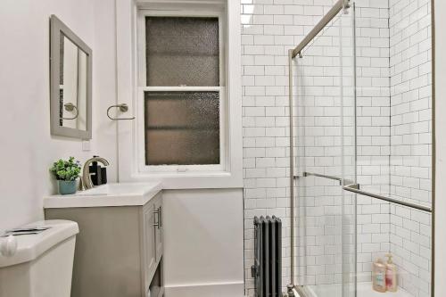 Koupelna v ubytování Chic & Fully Furnished 2BR Apartment - Roscoe 1