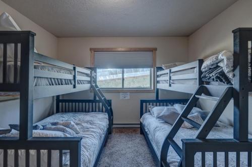 2 literas en una habitación con ventana en Avalanche Chalet At Terry Peak Ski Resort, en Lead