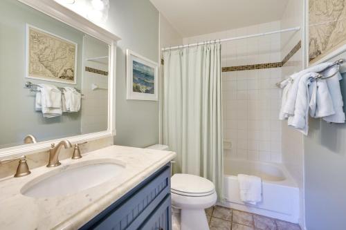 ein Badezimmer mit Waschbecken, Toilette und Dusche in der Unterkunft Kiawah Island Vacation Rental Walk to Beach! in Kiawah Island