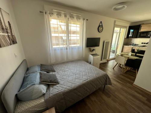 une chambre avec un lit et un bureau dans l'établissement Nice, là côté magique, à Nice