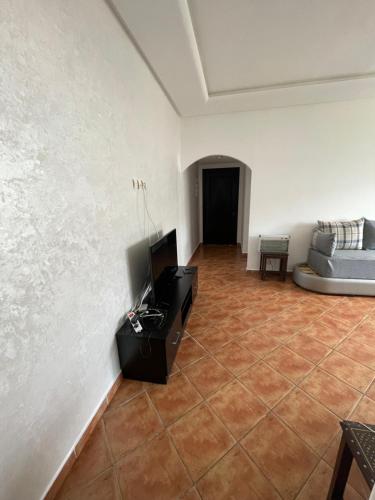 un soggiorno con TV e divano di Résidence avec piscine près de la plage Martil a Martil