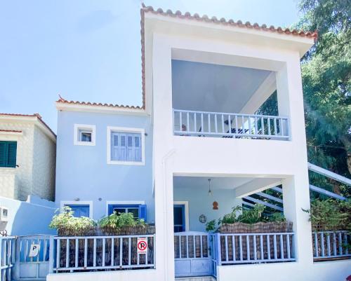 Photo de la galerie de l'établissement Blue Seaside House with Terrace, à Skala Eresou