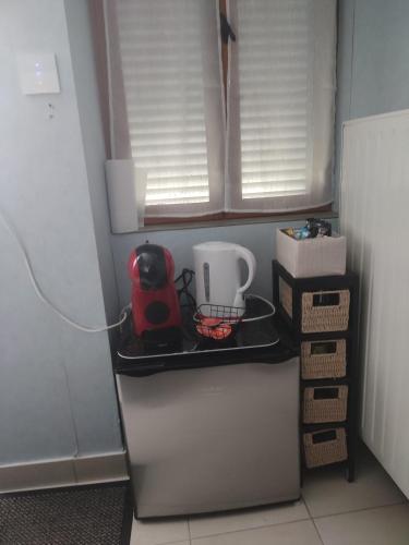 - un réfrigérateur avec une étagère dans la cuisine dans l'établissement Chambre d hote, à Bonnétable