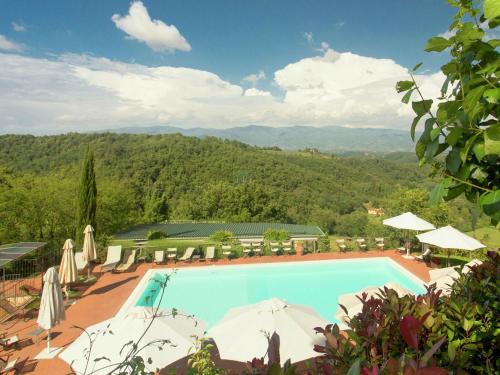 - une piscine avec vue sur les montagnes dans l'établissement Attractive apartment in typical Tuscan style, à Figline Valdarno