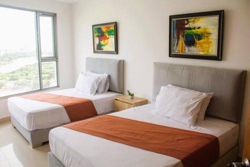 Habitación de hotel con 2 camas y ventana en NUEVO! Hermoso apto frente a la playa!, en Cartagena de Indias