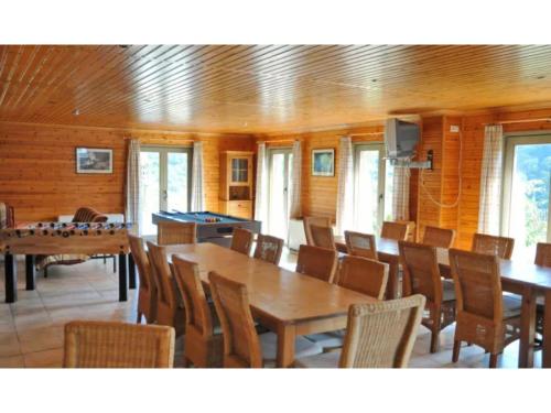 Un restaurante o sitio para comer en Holiday home with a panoramic view of the Ourthe on a quietly located property