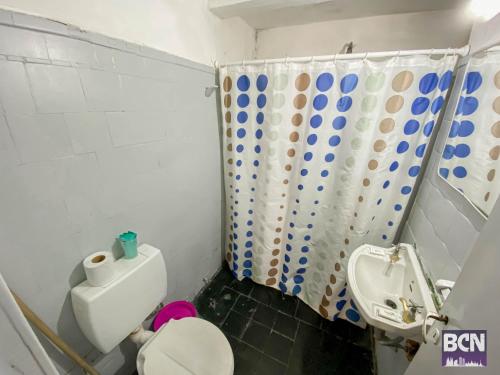 Barcelona Hostel في مار ديل بلاتا: حمام مع مرحاض ومغسلة