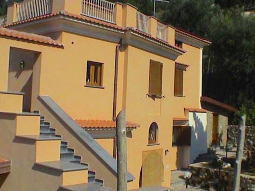 ソレントにあるLuxurious Mansion in Sorrento with Gardenの階段付きの建物