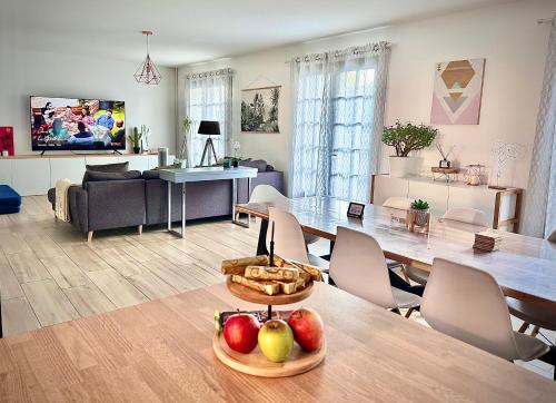 - un salon avec une table et des fruits dans l'établissement Family Oasis with 3 bedrooms near Paris, à Chennevières-sur-Marne