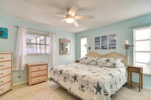 um quarto com uma cama e uma ventoinha de tecto em Largo Home with Pool and Hot Tub 4 Mi to Beach! em Largo