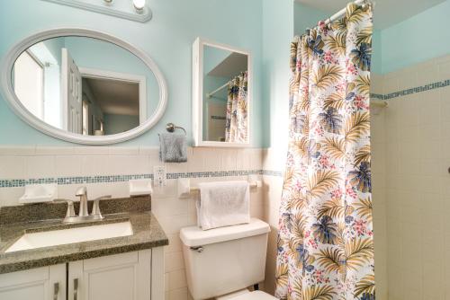 uma casa de banho com um WC, um lavatório e um espelho. em Largo Home with Pool and Hot Tub 4 Mi to Beach! em Largo