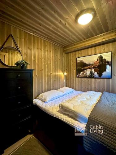 Giường trong phòng chung tại Sjusjøen ski in out, ski storage, Wifi, grill & fireplace, modern apartment!