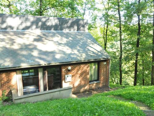 Nicely furnished bungalow with a fireplace near the Maas