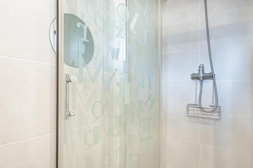 eine Dusche mit Glastür im Badezimmer in der Unterkunft Agua Mundo 7-2 Apartment Levante Beach in Benidorm