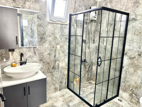een badkamer met een douche en een wastafel bij Marmara luxury villa in Marmaraereglisi