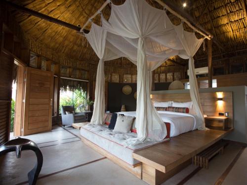 ein Schlafzimmer mit einem Himmelbett in einem Resort in der Unterkunft Waka Wená in Santa Elena de Uairén