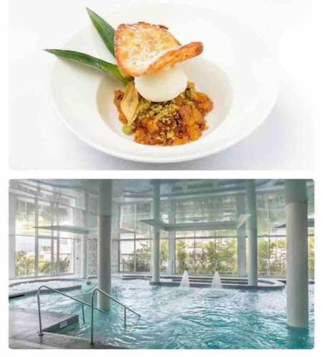 - une assiette de nourriture à côté de la piscine dans l'établissement Studio cosy Parking,Clim,Terrasse,Wifi au POINT ZERO, à La Grande Motte