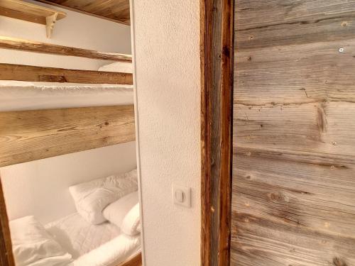 - une chambre avec 2 lits superposés dans une cabine dans l'établissement Studio rénové skis aux pieds avec balcon sud, 4 pers, garage inclus - FR-1-178-375, aux Menuires