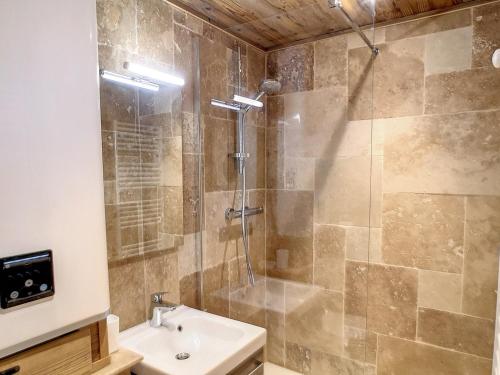 une salle de bain avec douche et lavabo dans l'établissement Studio rénové skis aux pieds avec balcon sud, 4 pers, garage inclus - FR-1-178-375, aux Menuires