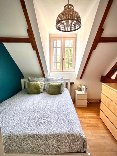 une chambre avec un grand lit dans un grenier dans l'établissement Family Oasis with 3 bedrooms near Paris, à Chennevières-sur-Marne