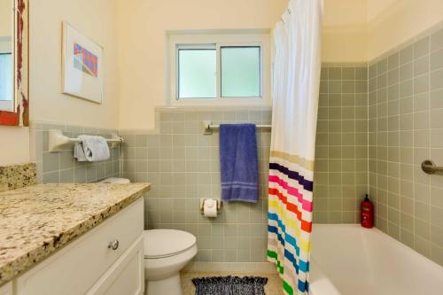 Ένα μπάνιο στο Uncle Louies Gulf Coast Gem with Outdoor Oasis