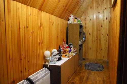 Cette chambre est dotée d'un mur lambrissé et d'un radiateur. dans l'établissement Vikendica "Oaza mira", à Gacko