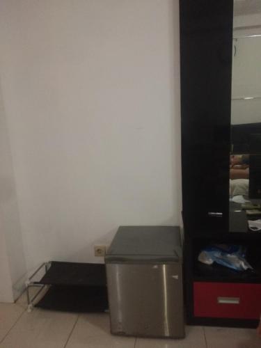 ein Zimmer mit einem Mülleimer in der Ecke eines Zimmers in der Unterkunft Apartemen suhat in Jenggrik