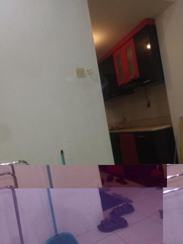Zimmer mit einer weißen Wand und einer Küche in der Unterkunft Apartemen suhat in Jenggrik