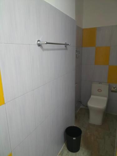a bathroom with a toilet and a trash can at Kithaya Ella in Ella