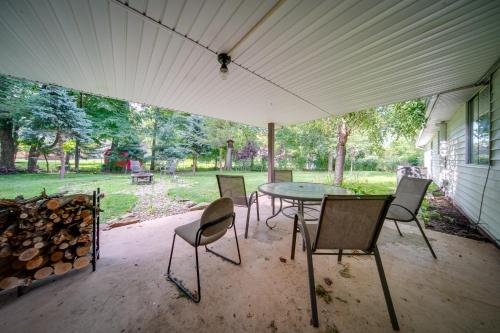 Zahrada ubytování Richmond Heights Retreat with Patio and Fire Pit!